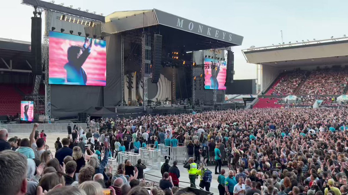 Arctic Monkeys walking onstage in Bristol and playing ‘Mardy Bum’ 😍