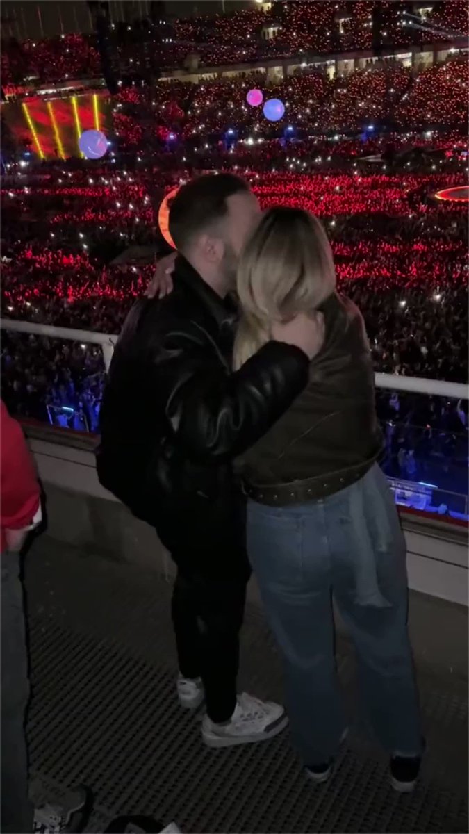 Le pide matrimonio a su novia en un concierto de Coldplay