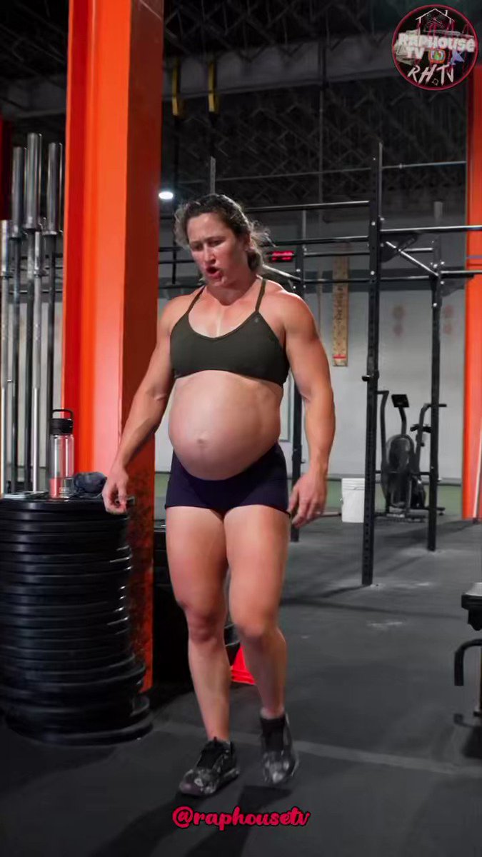 Woman is going viral for Lifting heavy weights in the Gym with a Pregnant Belly 🏋🏽‍♀️🤰🏽🤯
