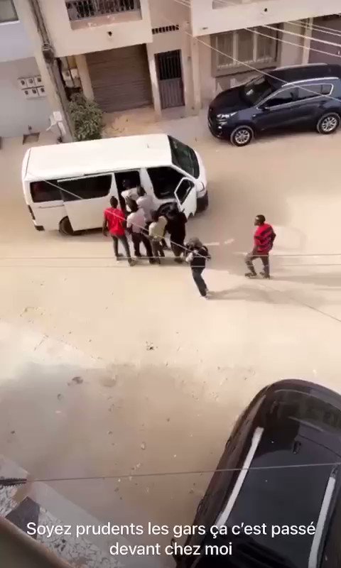 À chaque fois qu'on parle de milices qui sévissent pendant les manifestations, le ministre de l'intérieur répond par le négatif. Voilà la preuve . Ils étaient entrain d'embarquer dans l'après-midi pour commettre leurs forfaits souvent devant les Fds qui ne réagissent pas.