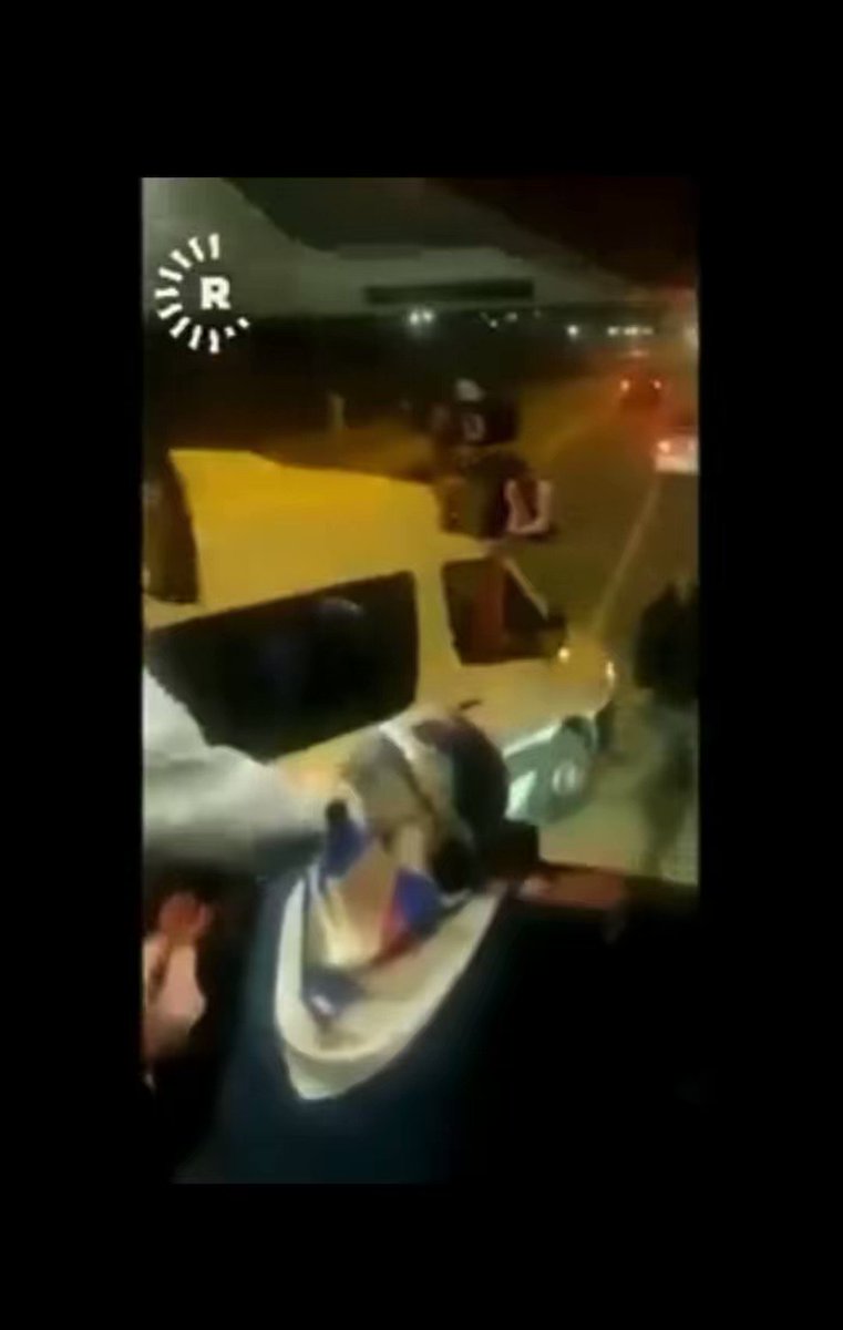 Üzerinde MHP bayrakları asılı olan bir araç, Can Dersim Tuncelililer firmasına ait şehirlerarası yolcu otobüsünü uzun süre takip ettikten sonra yolunu kesti. Araçtan inen kişiler yolcu otobüsünü yakacaklarını söyledi.