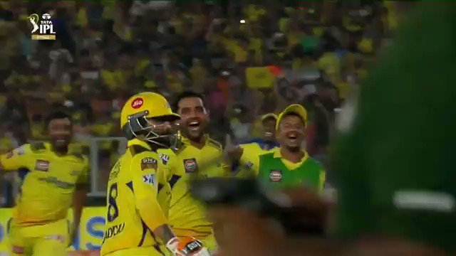 सूरमा नहीं विचलित होते क्षण एक नहीं धीरज खोते विघ्नों को गले लगाते हैं काँटों में राह बनाते हैं। - रामधारी सिंह दिनकर