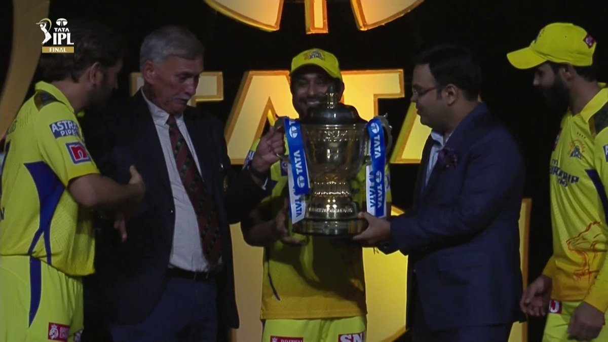 𝗖.𝗛.𝗔.𝗠.𝗣.𝗜.𝗢.𝗡.𝗦! 🏆 Chennai Super Kings Captain MS Dhoni receives the #TATAIPL Trophy from BCCI President Roger Binny and BCCI Honorary Secretary Jay Shah 👏👏 #CSKvGT | #Final | Mahendra Singh Dhoni