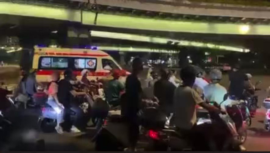 中国是不是世界上唯一一个救护车必须避让出行官员的国家？草民的命哪有官老爷的安全重要。