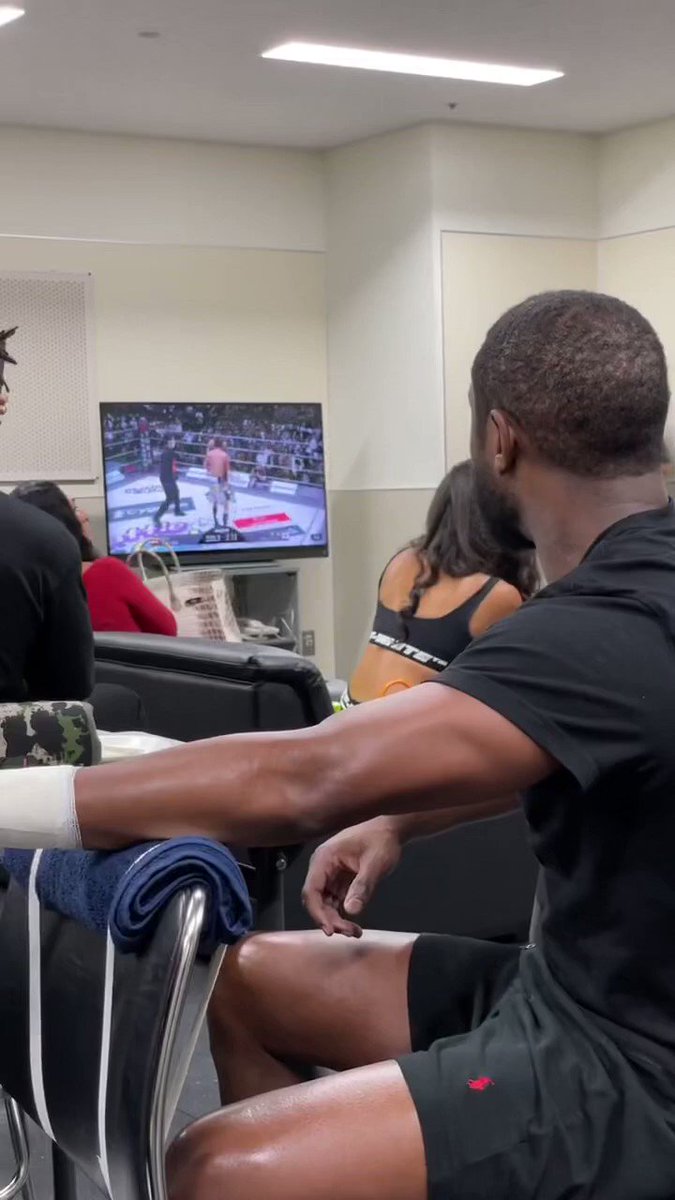 Floyd Mayweather reaction to his bodyguard getting knocked out is classic 😭💀🤣