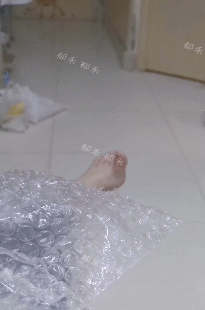 让你看泡泡纸 看哪呢？骚狗 #atm奴 #报销奴 #榨金 #吐钱 #女性崇拜 #女s #上贡 #洗脑 #羞辱 #压榨 #findomgoddess #paypig #findom #白袜 #女大 #恋足 #足控