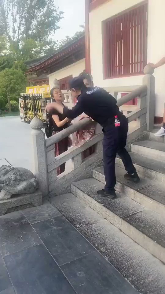 西安，兴庆公园。穿汉服入园，被保安阻拦，理由是没有提前报备。