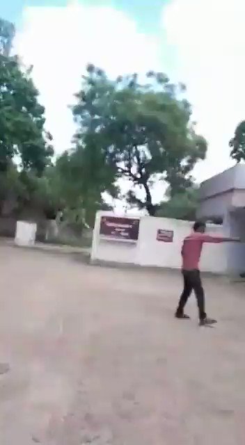 उप्र पुलिस के कार्यवाहक डीजीपी के अकार्यवाहक दरोगा जी ने अपने आराम में ख़लल पड़ने पर फरियादी जनता पर ही अपनी बेल्ट से हिसंक प्रतिक्रिया दी।अच्छा हुआ दरोगा जी के पास बेल्ट है, थार या बुलडोज़र नहीं, नहीं तो… भाजपा सरकार जनता पर वार!