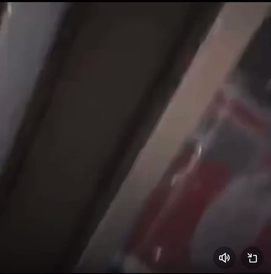 Elinde bıçakla “ itlere ekmek satmıyoruz” diyerek Ak Partili çocuğu tehdit eden insanlıktan nasibini almayan hadsiz. Sen kime köpek diyorsun? Köpek bile senden daha insan! Gitmeyin bu adamın dükkanına! Alışveriş yapmayın! Yer Sultangazi de…