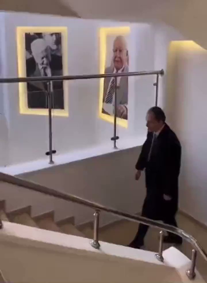 Seçim süreci diye yazmadık ama yeter... Beyler bu adam neden böyle yürüyor beyler? Kollar tahta mı, sorun ne?