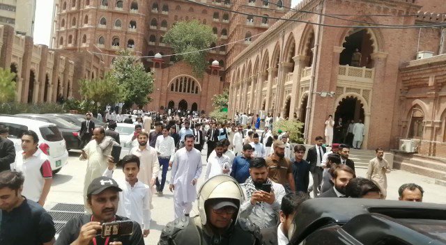 لاہور ہائی کورٹ کے باہر عمران خان کے حق میں نعرہ بازی کون بچائے گا پاکستان عمران خان عمران خان
