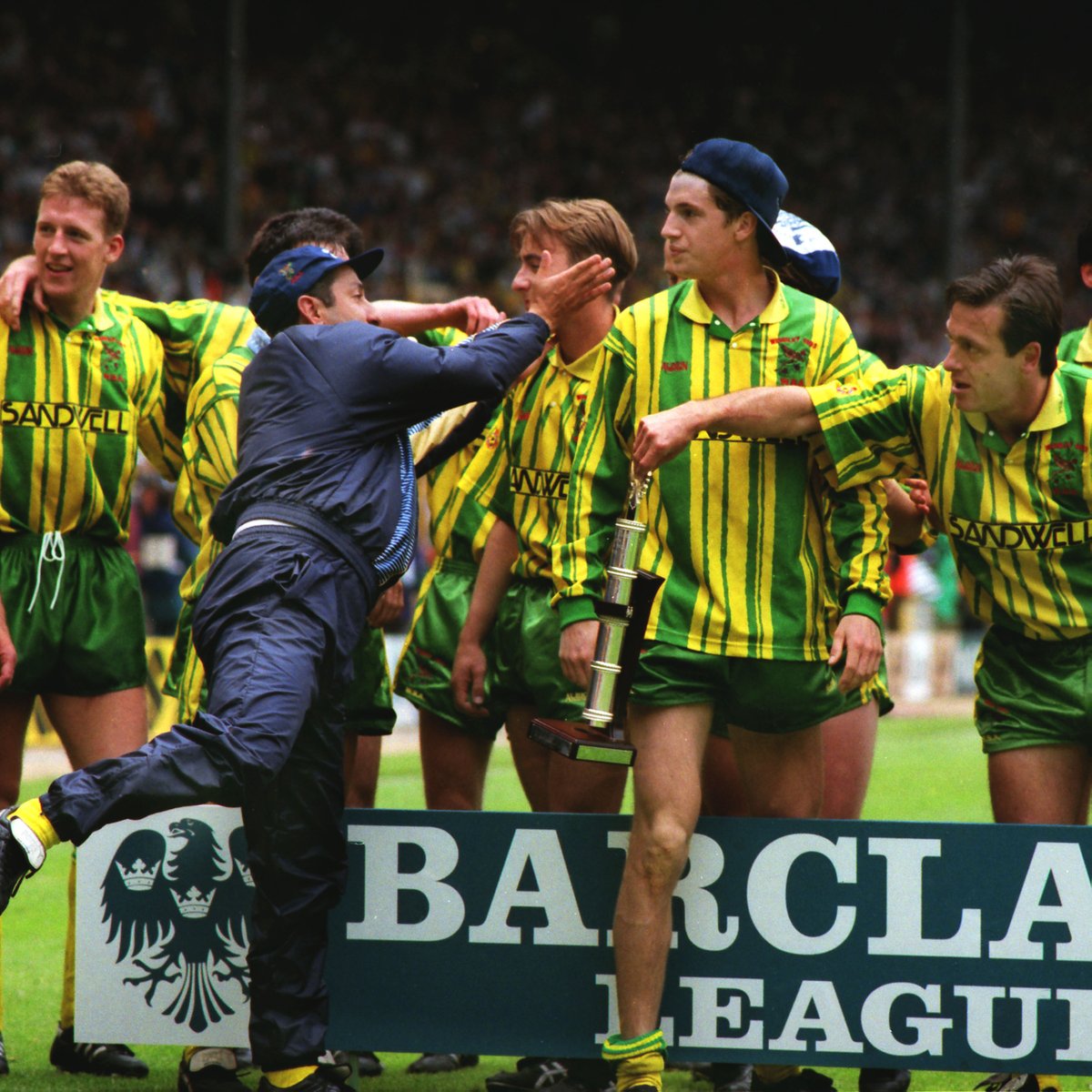 𝐌𝐚𝐲 𝟑𝟎𝐭𝐡, 𝟏𝟗𝟗𝟑. 🗓 𝐖𝐞𝐦𝐛𝐥𝐞𝐲 𝐒𝐭𝐚𝐝𝐢𝐮𝐦. 📍 What a day to be a Baggie. 💚💛