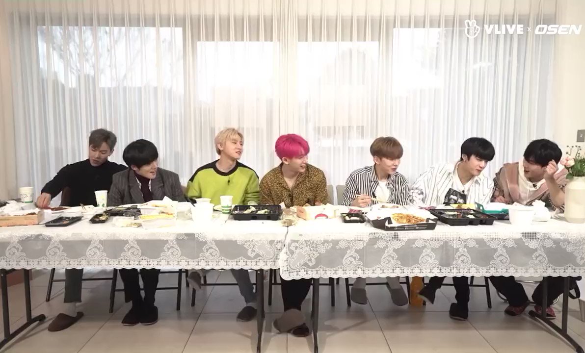 근데 진짜 무섭지 안냐,, 기똥차게 알아보는 그 눈썰미가,, 눈 꼬리가 진짜 예쁘대 ㅋ 특유의 분위기가 있대 ㅋ 아 취향이란게…이렇게 무섭다…디테일하게 뜯어봤네 진짜,,