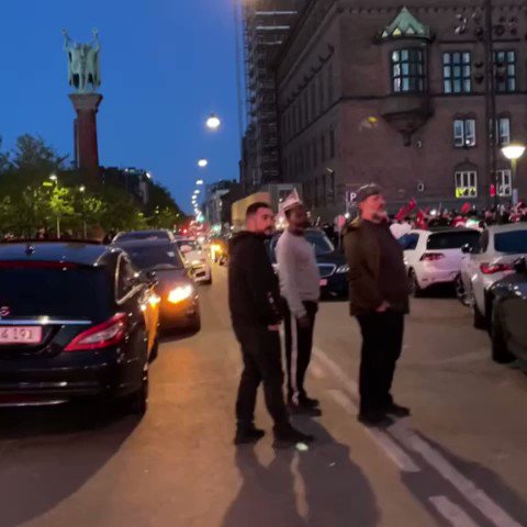 Danimarka'nın Başkenti Kopenhang'ta bir ilk yaşandı. Seçim sonuçlarını kutlayan gurbetçiler araçlarıyla yolları kapattı, trafik tamamen durdu.