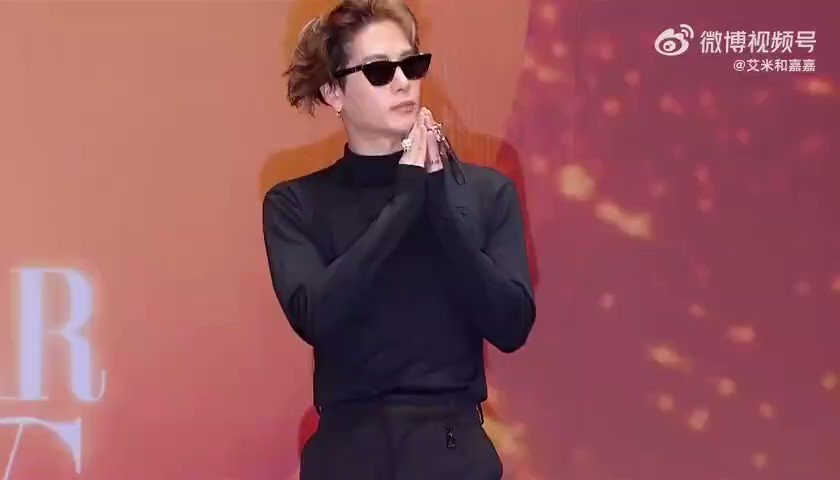 แจ็คสันเหมาะสมกับลุคออลแบล็คที่สุดหล่อดุดันหน้านิ่งๆกับแว่นสีดำ #JacksonWang