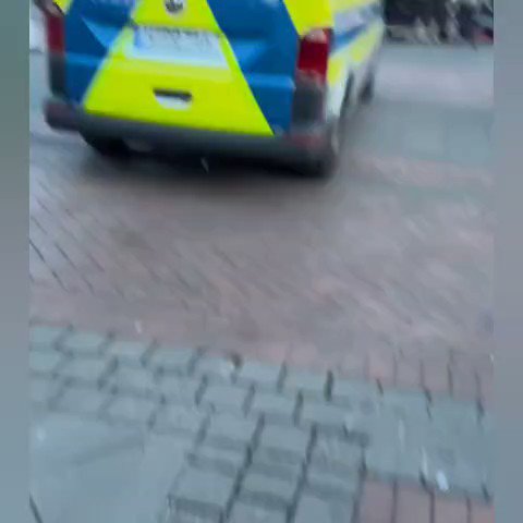 Almanya'da seçim sonuçlarının ardından sözde Kürdistan bayrağı açan bir gruba, gurbetçi vatandaşlar böyle tepki gösterdi.