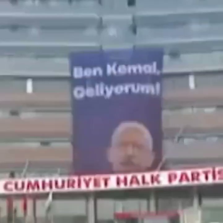 CHP Genel Merkezi'ne asılan "Ben Kemal, geliyorum" afişi indirildi. 😄😄😄😄