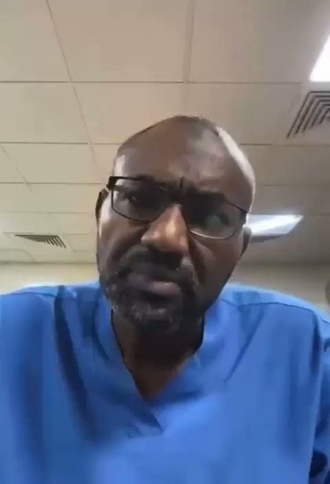 بغض النظر عن طريقته فى الحديث التى اتحفظ عليها عملية نوعية للجيش فى اعتقال طبيب مدني من منزله ..!! العملية النوعية تتم فى ساحات الوغى مع الدعامة المسلحين ليست مع مواطن مدني داخل منزله فلا تضع الجيش فى موضع سخرية بهذه الهرطقة. غاضب لأننا لم نعلن تضامننا مع الأطباء الذين ينتمون للجيش ويحملون رتبا رغم أن الإجابة حملها السؤال نفسه هؤلاء يحملون رتب داخل الجيش سواء كان بالمعاش او ما زال ممارسا لمهنته بالتالي اعتقاله يأتي فى إطار الحرب نفسها ومتوقع وهم حريصون على سلامتهم كى يساوموا بهم هذا معلوم للجميع. لكن اعتقال مستر علاء الطبيب (المدني ) تم من قبل الجيش وليس المليشيا ، الجيش المنوط به حماية علاء ومن معه، هنا لابد أن ننبري لإعلان تضامننا فنحن اكثر من يعلم أن عداء الكيزان له سيجعلهم يستفيدون من فوضى الحرب كي يصفوا خصومتهم معه وانت منهم يا طبيب البشير . لن يعرف مستر علاء الا من كان لصيقا بالثورة والثوار فهو من طبب وداوى وواصل الليل بالنهار طوال 4 سنوات دون أن يتبرم ورفض العروض التي اتته للهجرة حتى يظل فى خدمة الثوار . اما محاولتك لإظهار علاء بمظهر الخائن الرعديد لن تنطلي على طفل فهو من القلة الذين وقفوا فى وجه النظام البائد فى عز سطوته وسطر مع زملائه ملحمة للصمود تحكي فى قادم الأيام من يرتعودن ويقرون بكل شئ حسب زعمك رأيناهم على صفحات المليشيا قبل أيام. تخيل ان مثل هذا المعتوه يظن أنه يخدم الجيش بحديثه وهو اول من يطعن الجيش فى خاصرته ويخصم من رصيده الشعبي مع زمرة من نافخي كير الحرب تفتقر للمعايير الأخلاقية وشرف الخصومة إنما هى احقاد وجدت سوقها . #السودان #لا_للحرب