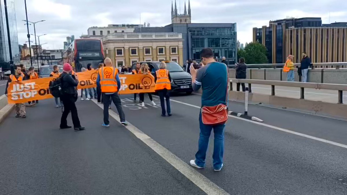 🚨 BREAKING: Just Stop Oil Disrupt 4 London Bridges 🦺 At 4:15pm, 68 Just Stop Oil supporters in four groups began marching on Waterloo, Blackfriars, London and Tower Bridges, slowing traffic to a crawl. Police arrived on scene and Section 12 notices were issued on all marches by 17:25. No arrests have been made.