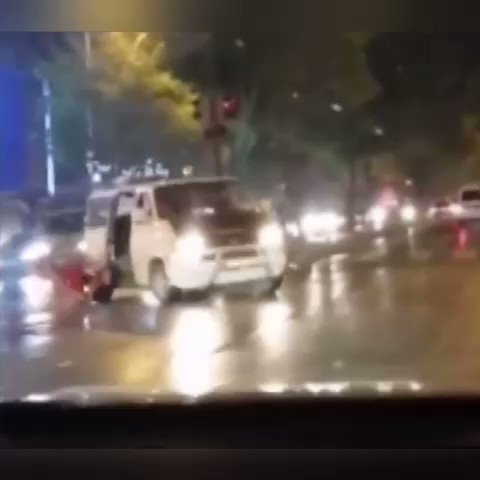 Konya'da seçim kutlamalarına katılan bir vatandaş, hareket halindeki araçtan düştü.