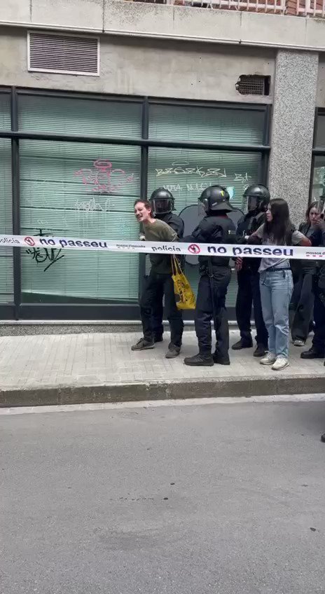🔴 Avui els Mossos han vingut a #Cardedeu a agredir les que defensàvem el dret a l'habitatge. 7 ferides, 1 detinguda, més de 30 identificades i 3 famílies fora de casa seva. A mi m'han fet un esquinç de tant retorçar-me el canell de forma totalment intencionada.