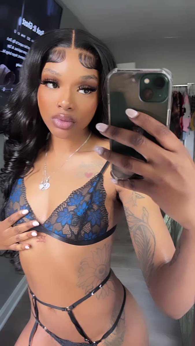 since y’all here and we on the topic of coochie😂 my onlyfans link is in my bio baby 👅👅💦