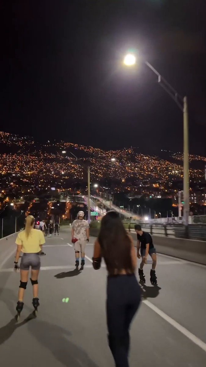 Night skates in Medellín 🇨🇴 🎥 jhojan.alzate | IG