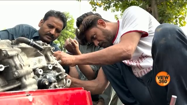 پاکستان میں معاشی مشکلات نے گاڑیوں کی مرمت کی صنعت کو بھی اپنی لپیٹ میں لے لیا ہے۔ وہ کار مکینکس جن سے وقت لینا پڑتا تھا، آج گاڑیوں کے ورکشاپ آنے کے منتظر رہتے ہیں۔ نذر اسلام ایک ایسے ہی مکینک کی کہانی لے کر آئے ہیں