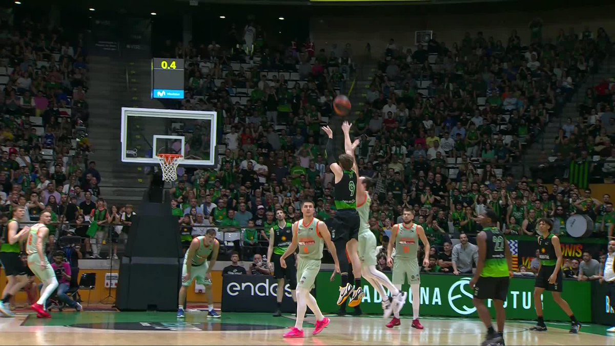 🔥🔥🔥🔥🔥🔥 𝙆𝙔𝙇𝙀 𝙅𝙊𝙎𝙀𝙋𝙃 𝙂𝙐𝙔, 𝙄 𝘿𝙀 𝘽𝘼𝘿𝘼𝙇𝙊𝙉𝘼 ¡DESDE SU CAAAAAAAAAAASA! ¡Qué TRIPLAZO de Kyle J Guy para cerrar el tercer cuarto! 📺 Basket en Movistar Plus | #ListosParaRomperla #PlayoffLigaEndesa | Club Joventut Badalona