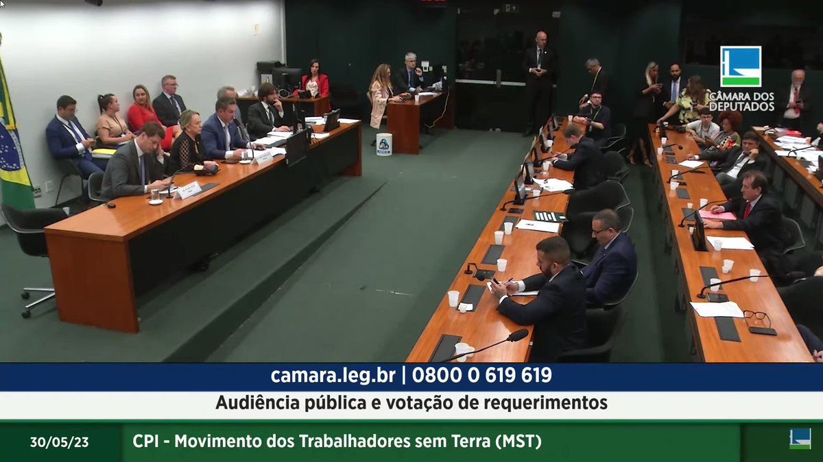 Aqui a deputada federal Gleisi Hoffmann deu aulas na #CPIdoMST: se os deputados estão chocados com a situação como vivem os assentados na luta pela Reforma Agrária, deveriam visitar as periferias do Brasil. Ninguém quer viver debaixo de uma lona preta, as pessoas querem dignidade.