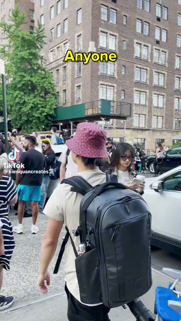 Acá les dejo un video de un fotógrafo en Tiktok que muestra la cantidad de gente que está ahí lista para tomar las fotos, y su foto final del evento de ayer. 👁️👄👁️