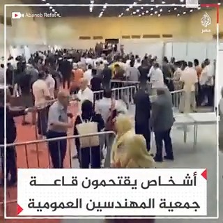 لحظة اقتحام مجهولين لمقر نقابة المهندسين والاعتداء على صناديق الاقتراع لمنع إعلان تجديد الثقة في النقيب طارق النبراوي
