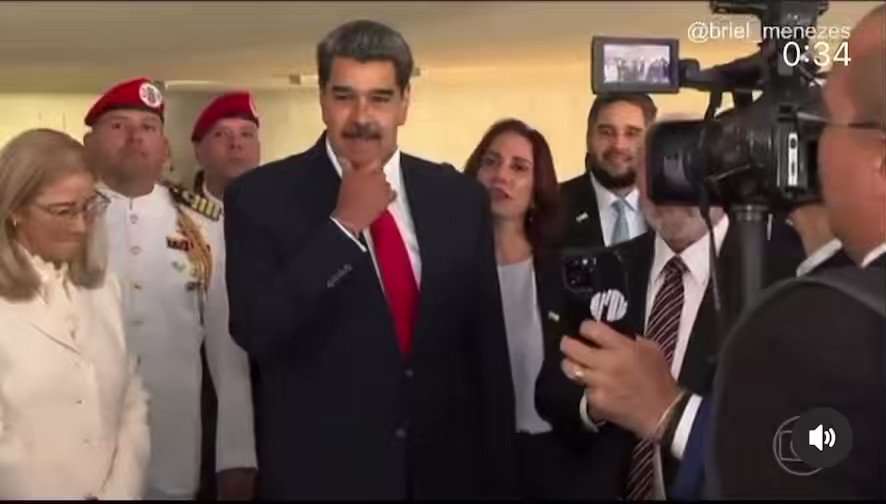 A jornalista Delis Ortiz e outros jornalistas foram agredidos no Itamaraty. A confusão começou durante uma entrevista de Nicolás Maduro. Os seguranças tentavam impedir a aproximação de profissionais da imprensa. No empurra-empurra, um segurança a serviço do GSI deu um soco no peito da repórter Delis Ortiz. Uma sequência de insanidades. O ditador que não sabe o tamanho da dívida, Lula que também não sabe quanto ele deve - agentes de segurança pagos pelo povo fazendo escolta de ditador e batendo em jornalistas…. Uma catástrofe esse regime Lula e todos os criminosos que o circundam. Insano!