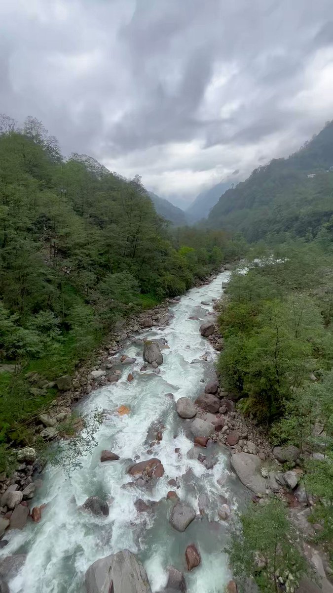So here’s the detailed day by day itinerary of my recent Sikkim trip. So much to explore in this beautiful state. We covered Gangtok, Lachung and Pelling. Day trips from each place. Also visited Darjeeling mainly for the heritage train and the zoo. It was an awesome trip and below are the details. Will share some points I kept in mind for the travel with kids and parents. #Sikkim #Shotoniphone #IncredibleIndia 1/n