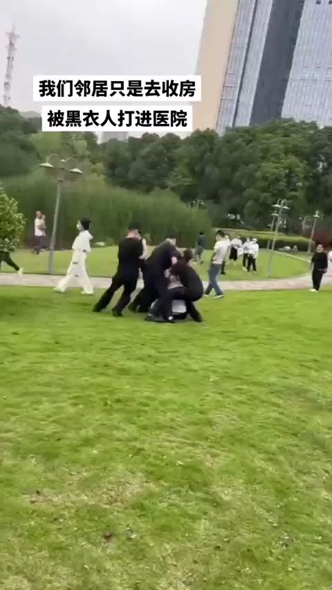 🔥5月30日武汉汉南政务中心广场，警察打恒大时代新城维权的业主。4年了今天是交房日，主体却没有完工，业主几代人买的房子即将烂尾，找主管部门去申诉却要被驱赶，被穿制服的人打，这里面有老人，有小孩，有身患重疾的，有业主一人被4人暴打进医院，警察没有站在弱势群体的业主面前，却成了黑社会打手!