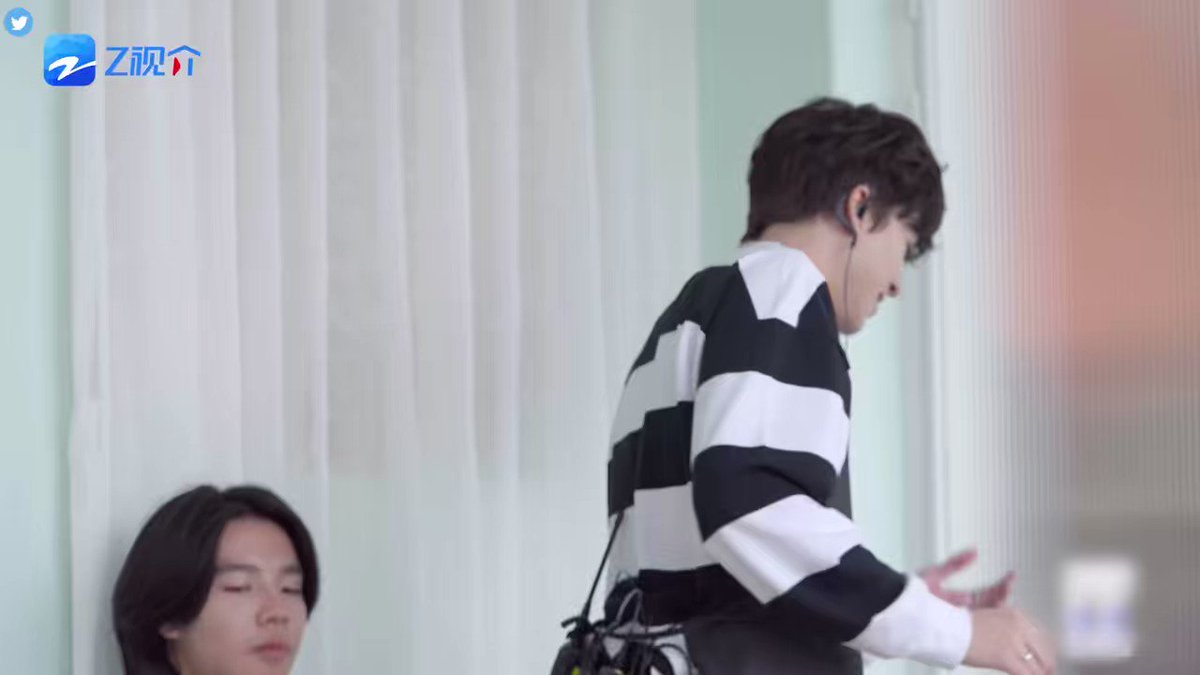 [THSUB] ป๊าตู้ได้รับภารกิจให้เดทกับผู้หญิงสองคนในเวลาเดียวกัน แล้วทุกครั้งที่พนักงานพ่ายพ่ายปรากฏตัว ป๊าตู้จะต้องหาข้ออ้าง เพื่อที่จะไปเดทกับอีกคน แล้วพนักงานคนนี้ขยันเดินขึ้นเดินลงมาก จนป๊าตู้ถาม "นายไม่เหนื่อยเหรอ"55555 Patrick Busy In Drama #NiceToMeetYouxPaiPai_EP7 #แพทริค