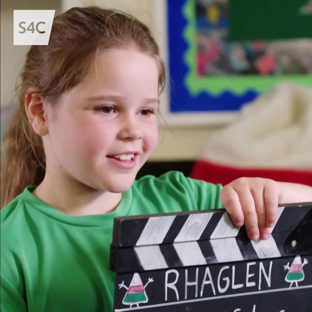 Dyma Alys Davies o Rydaman. Flwyddyn yn ôl, fe roedd hi mewn damwain ddifrifol. Heddiw, mae Alys am fod yn cystadlu ar y dawnsio disgo yn Eisteddfod yr Urdd a’r Celfyddydau. Ti'n ysbrydoliaeth i ni gyd, Alys 💖 #Urdd2023
