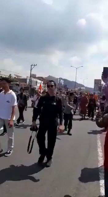 Laporan dari bude ku di Mertoyudan Magelang tadi lur. Dikasih gelang sama salah satu Bikhu yang lewat 😅😅 |@xAdiraHKsvarax