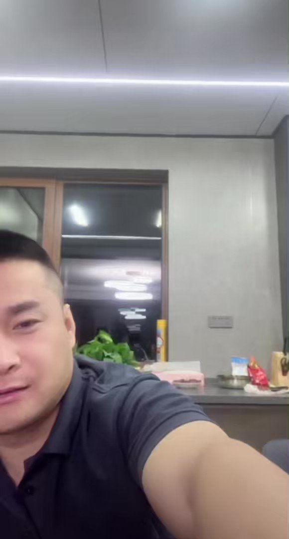 不讨人喜欢，只想做迷人的坏蛋。＃戴套不舒服,以后就不戴了吧😂 刚直播间刺激飞完 有小可爱吗？私信我阿峰又想了😋