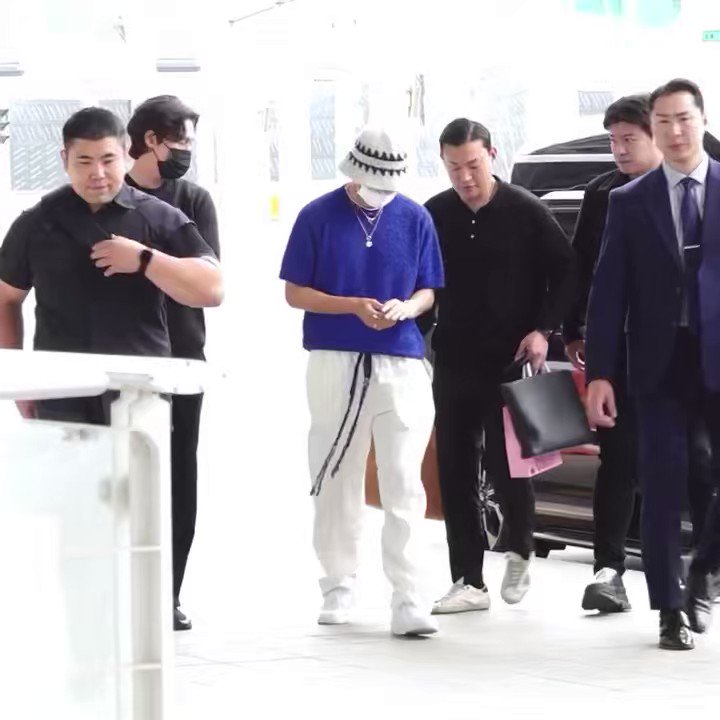 Blonde Taehyung departing from Korea
