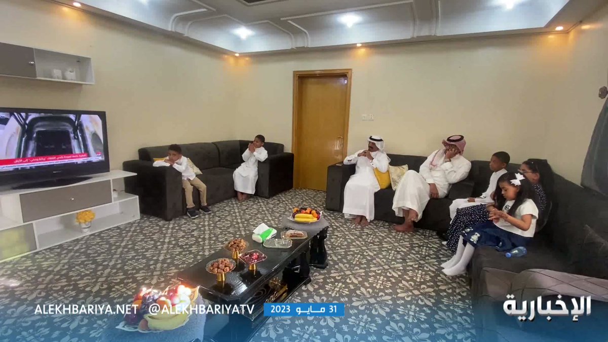 شقيق وعم رائد الفضاء #علي_القرني يسجدان فرحاً بوصوله إلى الأرض. -