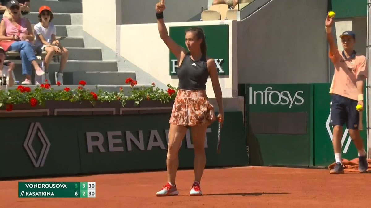 THIS tweener 🫢 #RolandGarros | Daria Kasatkina