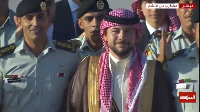شاهد | فرقة كفر جايز ورفاق السلاح يزفون ولي العهد لحظة وصوله إلى مضارب بني هاشم حيث تقام مأدبة عشاء بمناسبة الزفاف الملكي #نفرح_بالحسين #المملكة_تفرح_بالحسين #الأمير_الحسين #ولي_العهد #زفاف_ولي_العهد #زفاف_الحسين #الزفاف_الملكي #عاجل #هنا_المملكة