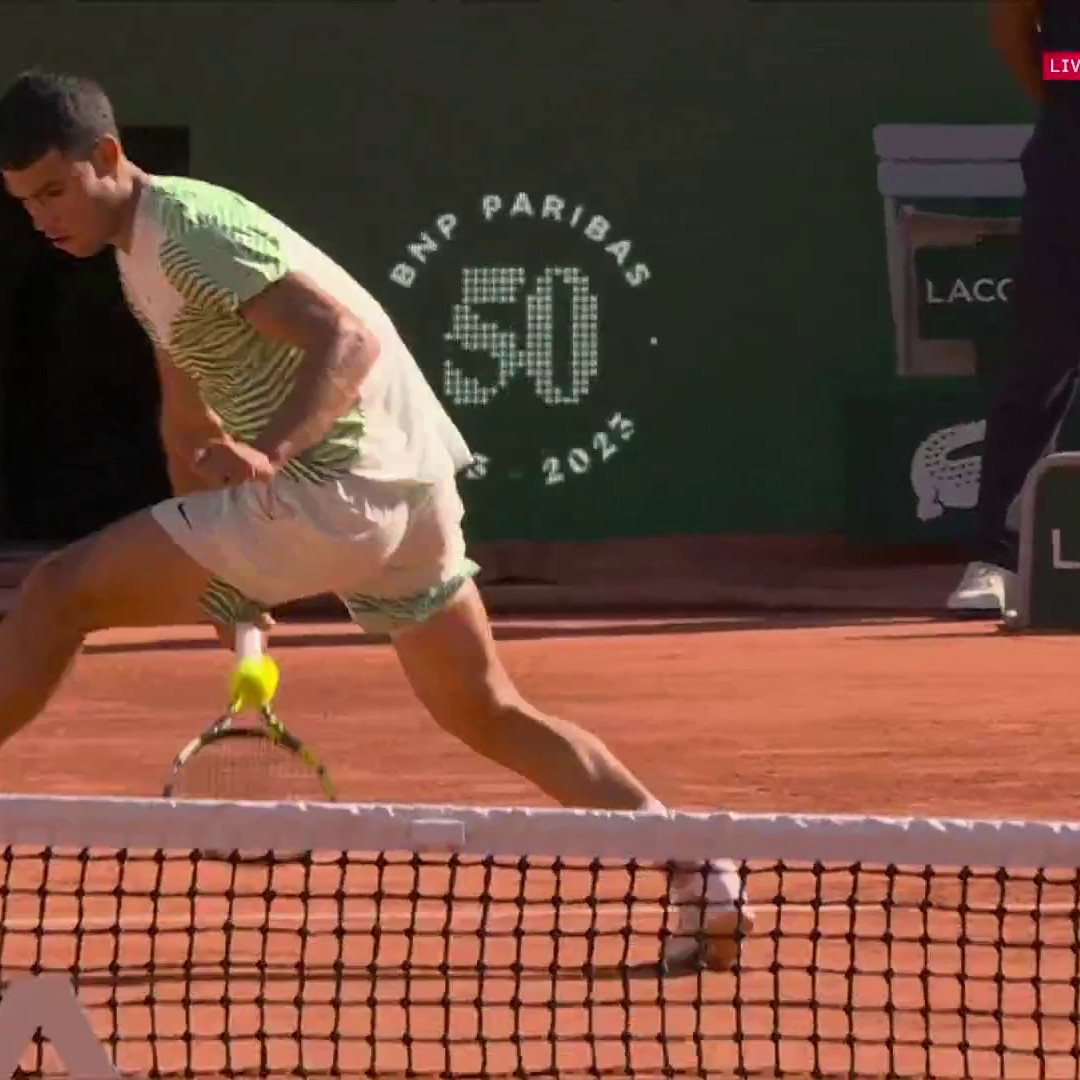 Simplemente... DON CARLOS ALCARAZ GARFIA 🔥🔥 Completamente desatado para firmar uno de los puntos del año 😍 Disfruta de Roland Garros en los canales de Eurosport.es disponibles en DAZN