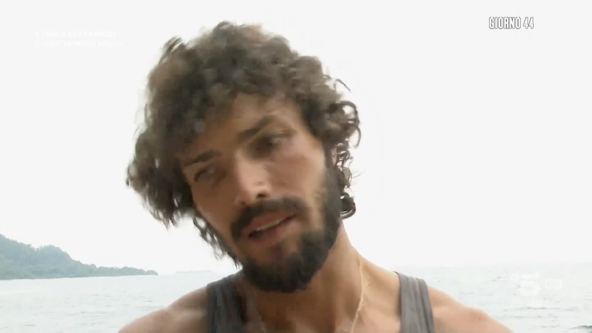 Helena non vuole condividere il fuoco con Gian Maria e Nathaly e i toni si scaldano! 🔥🔥 #Isola