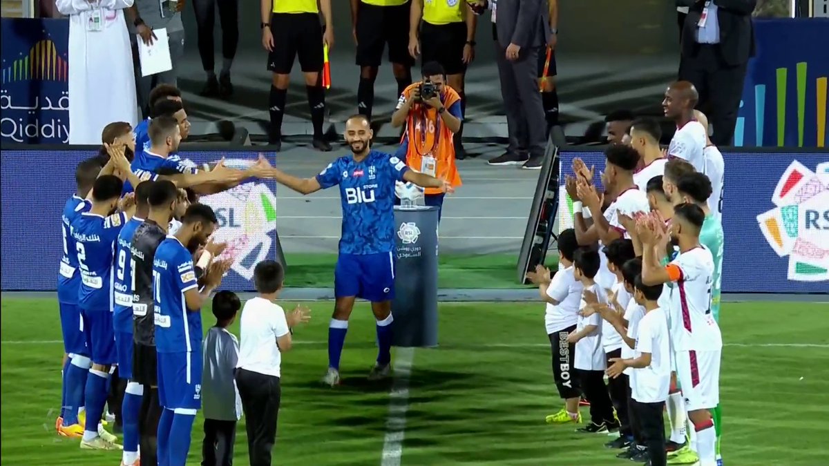 ممر شرفي للنجم عبدالله عطيف 💙