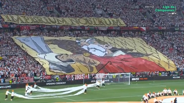 𝐈𝐌𝐏𝐄𝐑𝐈𝐔𝐌 𝐍𝐎𝐒𝐓𝐑𝐔𝐌 El mítico Abuelo de los tifos hoy es emperador romano. Porque este es Imperio del Sevilla FC. #UELfinal #LaCasaDelFútbol