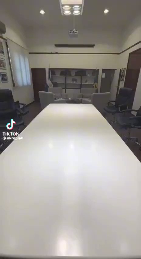 El ministro de salud de PBA chequeando los contenidos del kit Qunita bonaerense. Te imaginás a una madre o a un padre recibiendo esto y te emocionás.