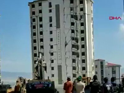 Korkutan anlar! Hasarlı bina sağlam binanın üzerine devrildi