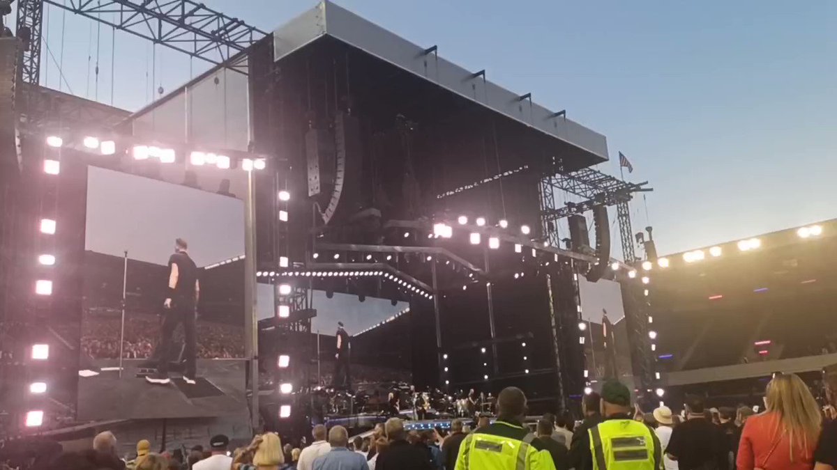 I simply do not have the words to explain how much joy and healing seeing Bruce Springsteen and the (fucking legendary) E Street Band live has brought me. So very very grateful. And to quote the boss himself, I'm going to carry last night right here... I'm gonna carry it right here ❤️